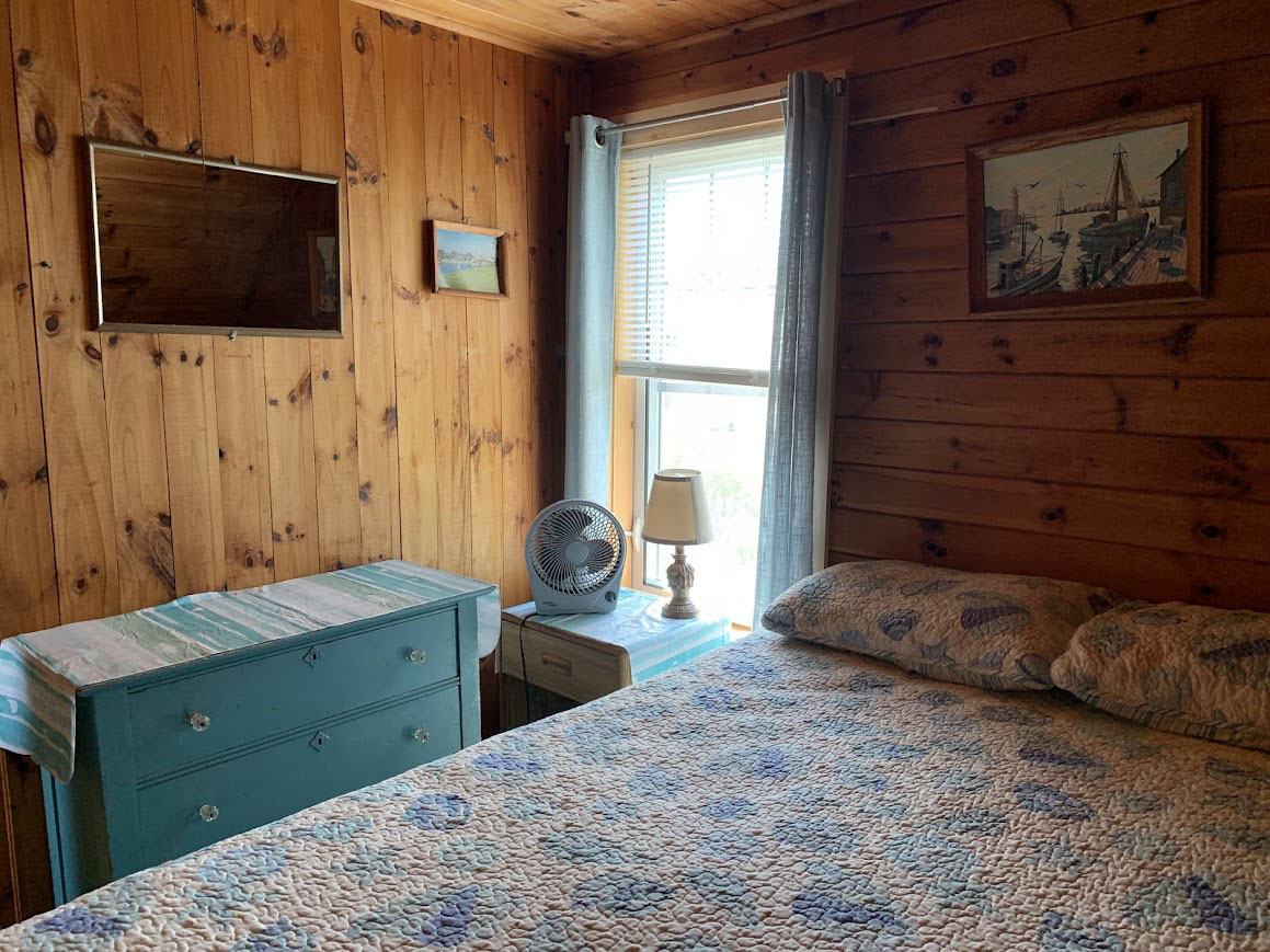 Bedroom with queen bed