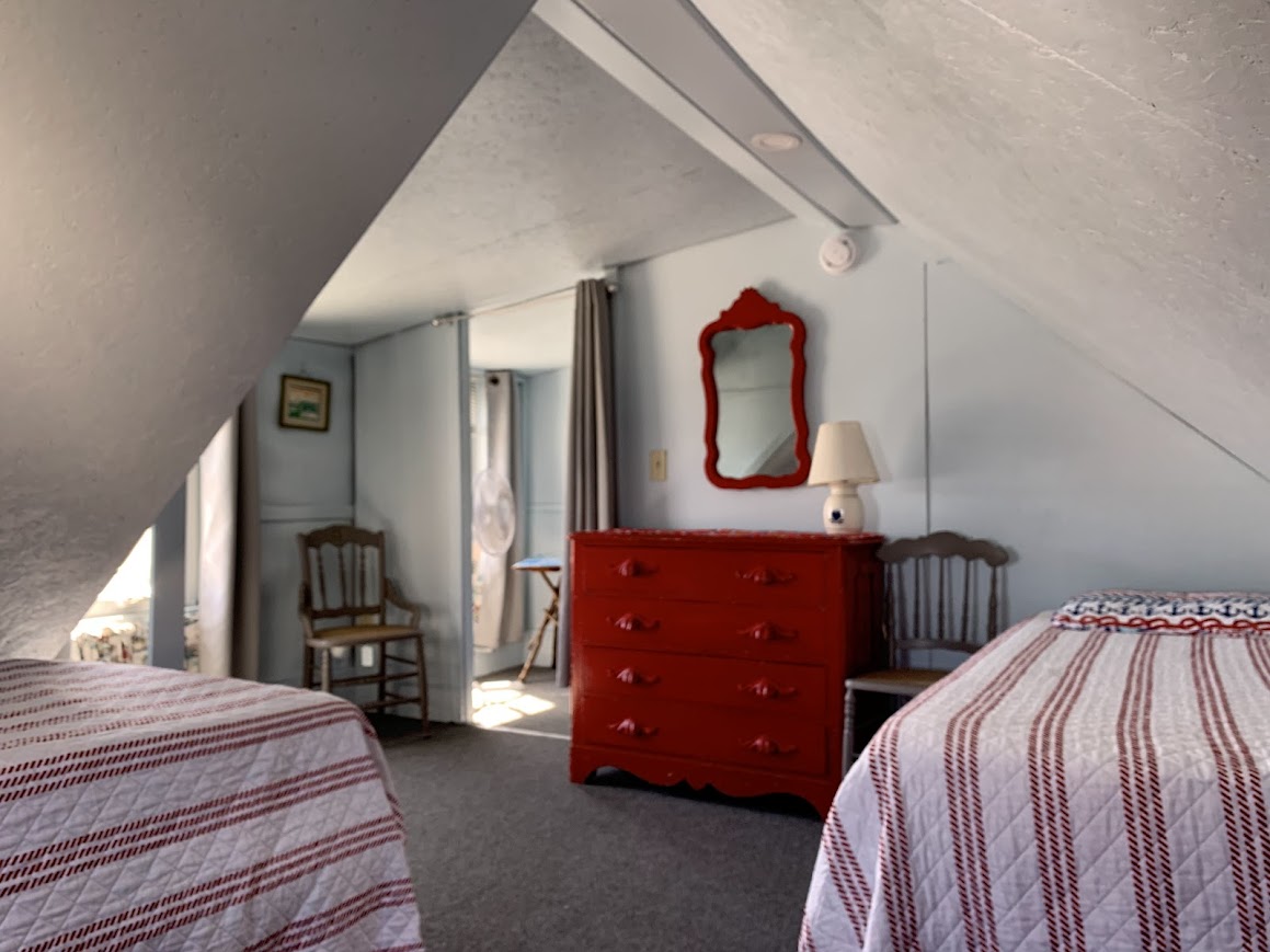  Bedroom with twin beds